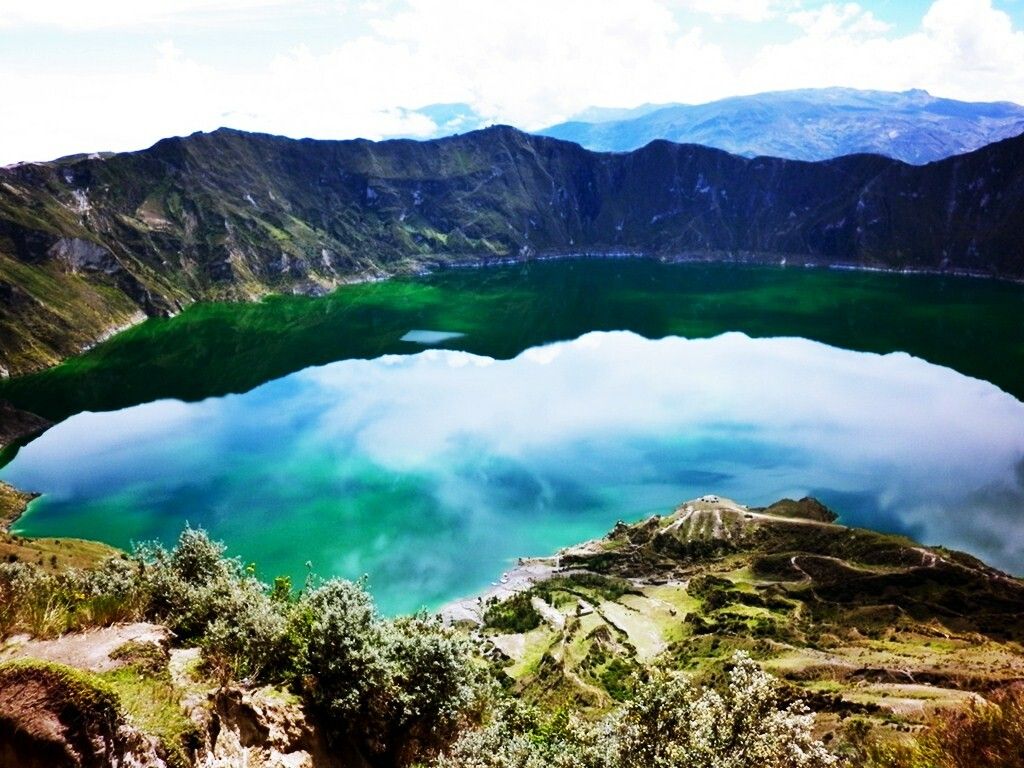 Cum arata unul dintre cele mai impresionante lacuri din LUME: Lacul vulcanic Quilotoa, din Anzii ecuadorieni! VIDEO