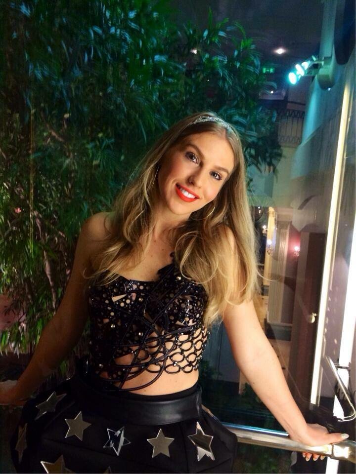 N-ai vazut-o niciodata mai SEXY! Corina, in ipostaze extrem de HOT pe Facebook: FOTO