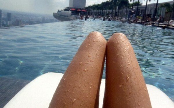 Barbatii nu-si pot dezlipi ochii de la aceste picioare pana afla povestea pozei. "Ne-a pacalit"