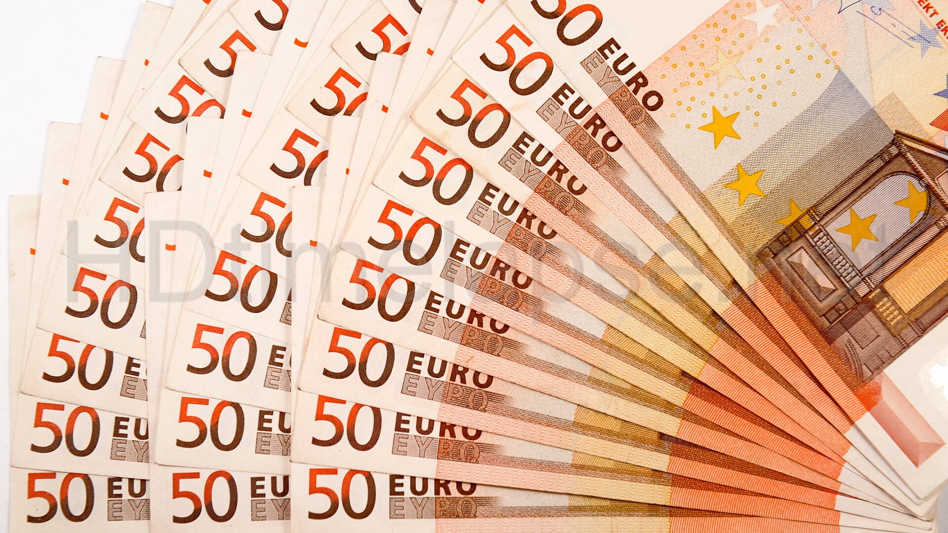 Orasul in care a plouat cu bani! Ce s-a intamplat cu trecatorii care au pus mana pe bancnote