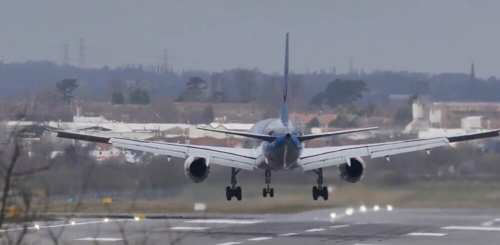 Aeroportul pe care nu vei vrea niciodata sa mergi! Si pilotii se tem sa aterizeze aici! Ce se intampla in ultimele secunde