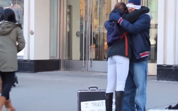 A iesit pe strada legat la ochi, cu doua pancarte la picioare. Cand au vazut ce scria pe ele, trecatorii l-au imbratisat