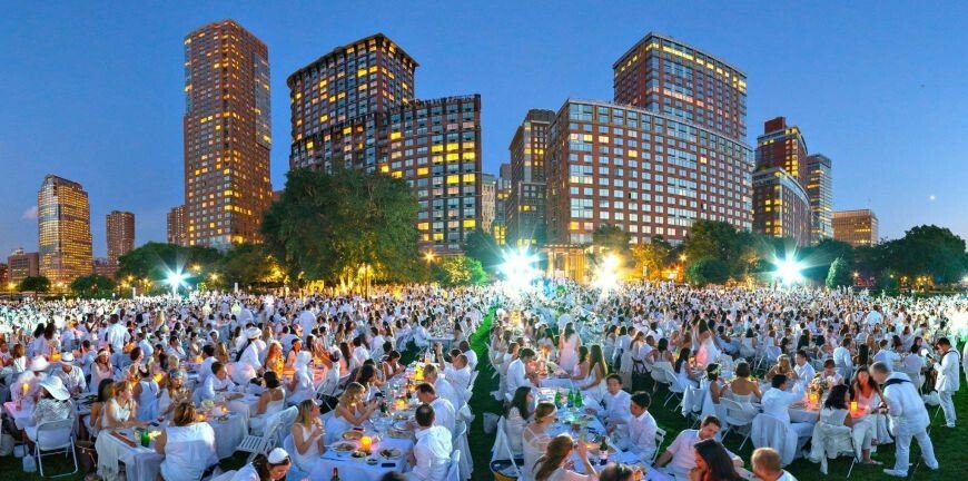 Cina in alb, evenimentul cu 35.000 de oameni pe lista de asteptare. Locul fabulos din New York in care s-a tinut
