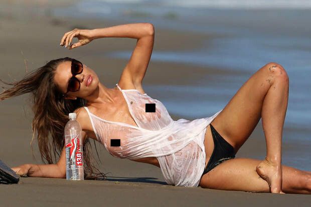 A lasat sa se vada TOT pe plaja! Un playmate a innebunit pe toata lumea cand s-a imbracat ASA