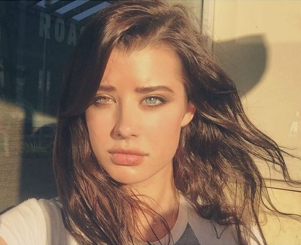"Imperfectiunea" acestei tinere de 20 de ani. Modelul are ochii de culori diferite