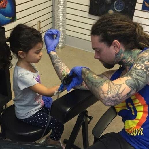 Si-a lasat fiica de 4 ani sa-i faca un tatuaj! Ce a iesit la final