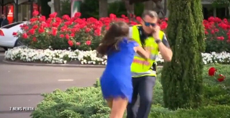 Un politist se pregatea de un interviu la TV cand a fost atacat de o femeie! Ce s-a intamplat dupa aceea