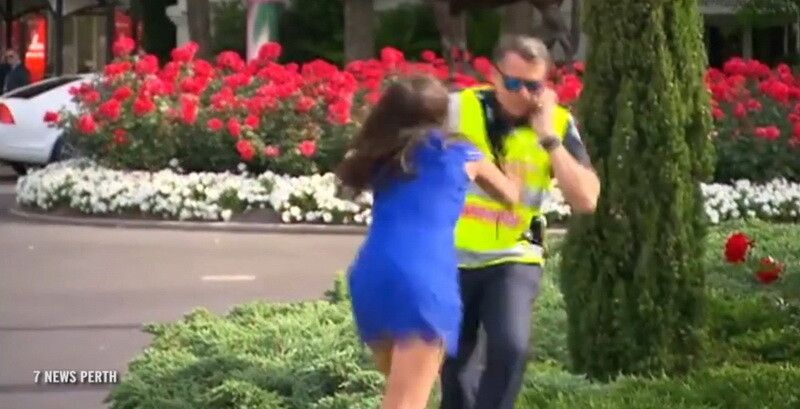 Un politist se pregatea de un interviu la TV cand a fost atacat de o femeie! Ce s-a intamplat dupa aceea