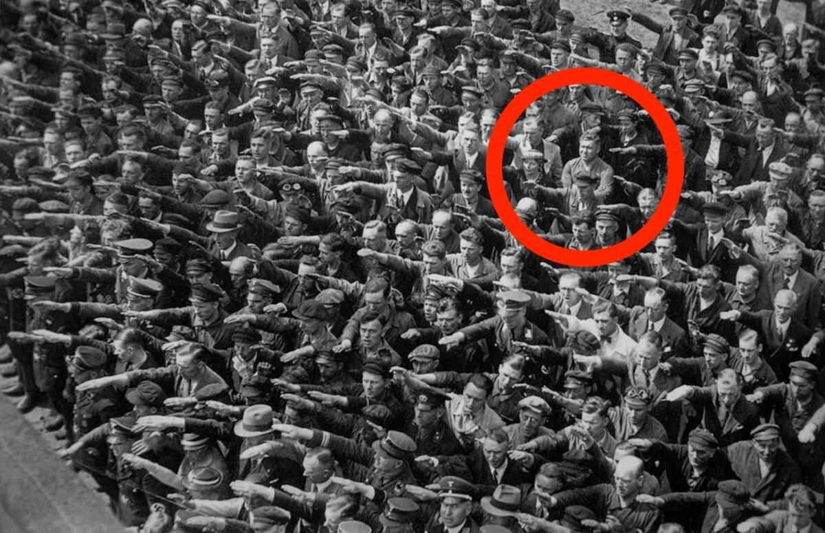 Povestea puternica si tragica a singurului om care a refuzat sa faca salutul nazist in fata lui Hitler