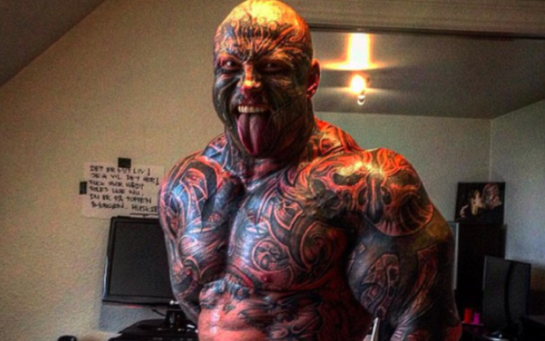Are 130 de kilograme, 40 de tatuaje si o porecla infioratoare: Bestia. Cum arata insa iubita lui