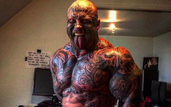 Are 130 de kilograme, 40 de tatuaje si o porecla infioratoare: Bestia. Cum arata insa iubita lui