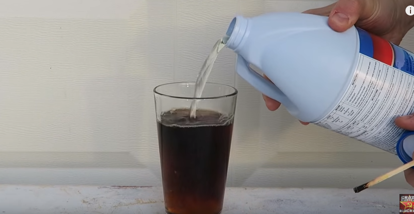 Bizar. Ce se intampla atunci cand torni inalbitor de rufe peste Coca Cola: VIDEO