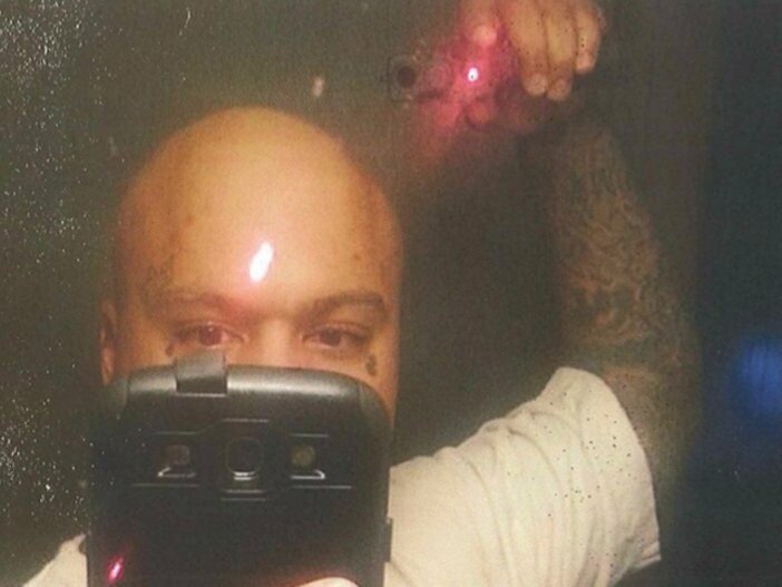 Cum iti poate aduce un selfie pus pe Facebook 15 ani de inchisoare. Deciziile prostesti care i-au trimis in spatele gratiilor
