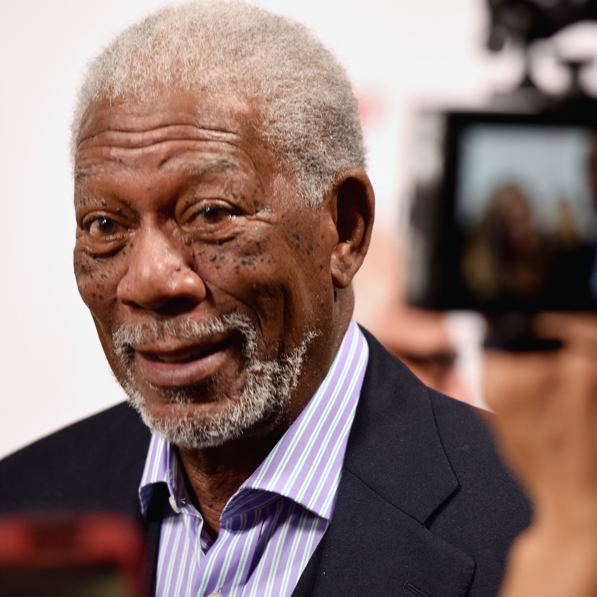 In sfarsit! Vocea lui Morgan Freeman va fi pusa pe GPS! Aplicatia care va schimba modul in care conduci