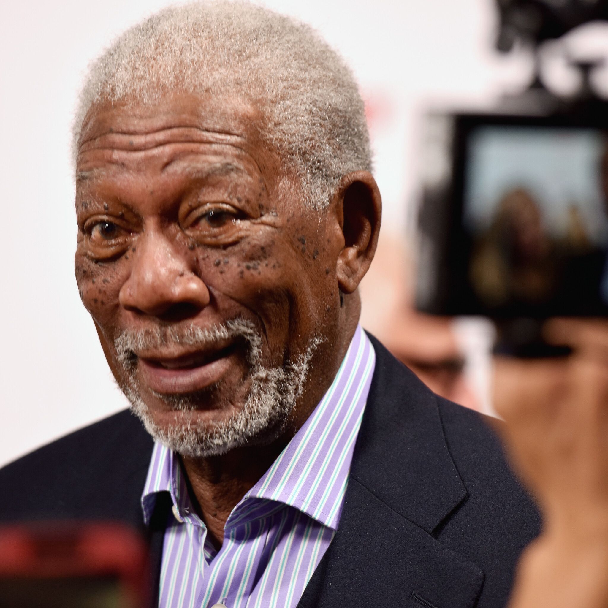 In sfarsit! Vocea lui Morgan Freeman va fi pusa pe GPS! Aplicatia care va schimba modul in care conduci