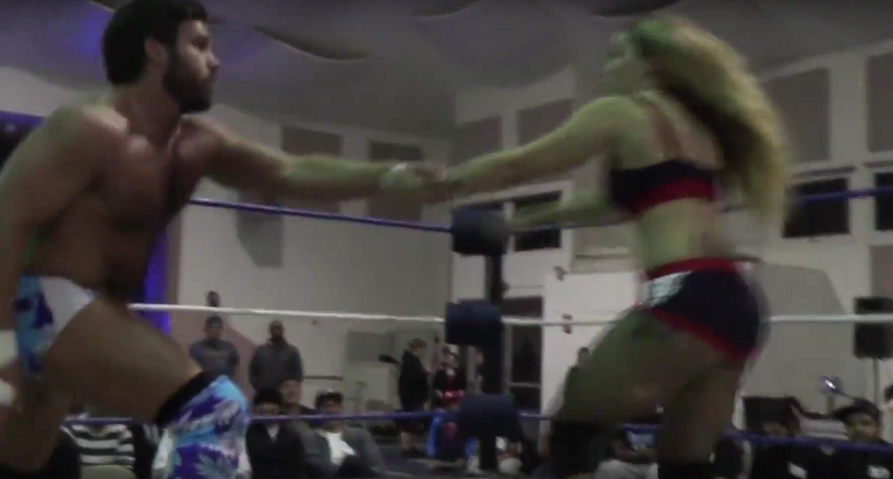 Cel mai nebun moment vazut vreodata in wrestling! A fost pus sa se lupte cu iubita lui! Ce a facut este incredibil