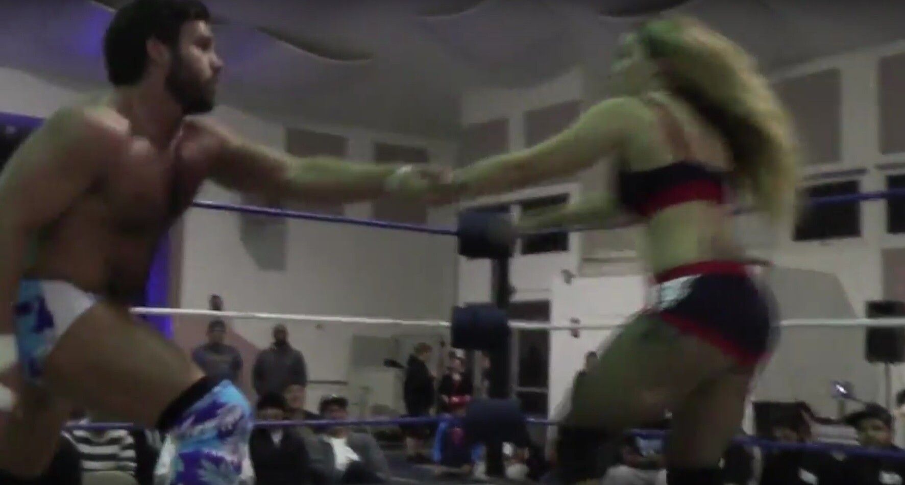 Cel mai nebun moment vazut vreodata in wrestling! A fost pus sa se lupte cu iubita lui! Ce a facut este incredibil