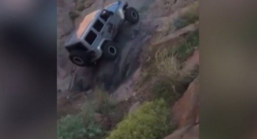 Trebuie sa vezi ca sa crezi ca asa ceva e posibil! Imaginile incredibile cu o masina 4x4 care aproape ca merge pe verticala! VIDEO