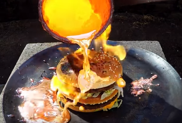 Experiment bizar: ce se intampla atunci cand torni cupru topit peste un hamburger | VIDEO