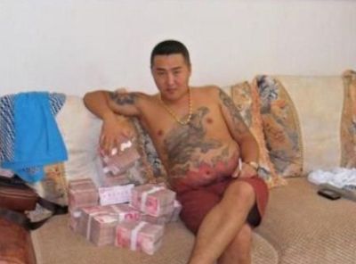 Imagini din telefonul unui gangster chinez! Cum arata viata mafiotilor periculosi din Beijing