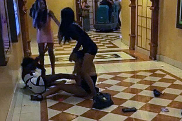 Bataie ca in povesti intre 4 femei intr-un hotel! Oamenii s-au oprit sa le filmeze cand au vazut haosul! VIDEO
