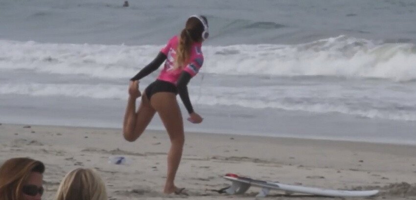 Momente geniale pe plaja! Si-a lasat placa de surf si a inceput incalzirea! Ce a urmat cateva clipe mai tarziu e demential