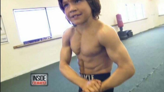 Il mai tii minte pe "micul Hercule"? Cum arata la 23 de ani pustiul care avea SIX PACK cand era copil