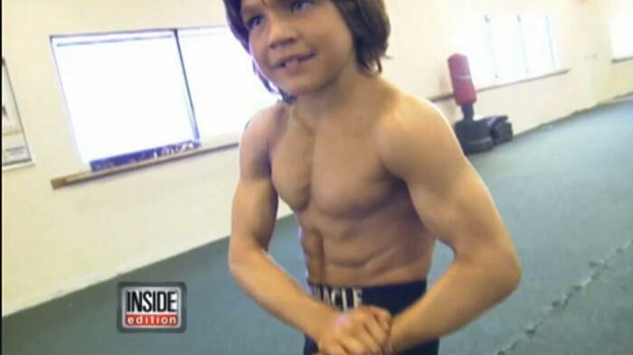 Il mai tii minte pe "micul Hercule"? Cum arata la 23 de ani pustiul care avea SIX PACK cand era copil