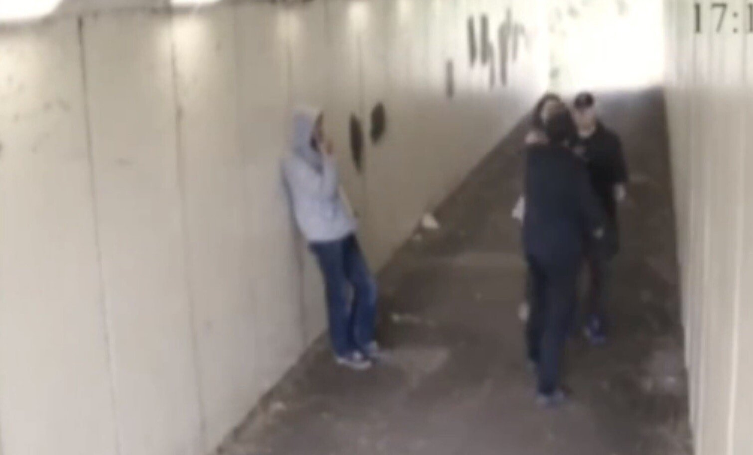 S-au luat de iubita unui barbat fara sa stie ca acesta este boxer! I-a facut KO in doar cateva secunde cu 2 lovituri! VIDEO