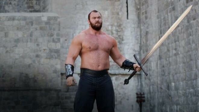 Pe el il stii ca Muntele din Game of Thrones, dar nu o sa-ti vina sa crezi cum arata iubita lui! Abia ii ajunge pana la piept! VIDEO