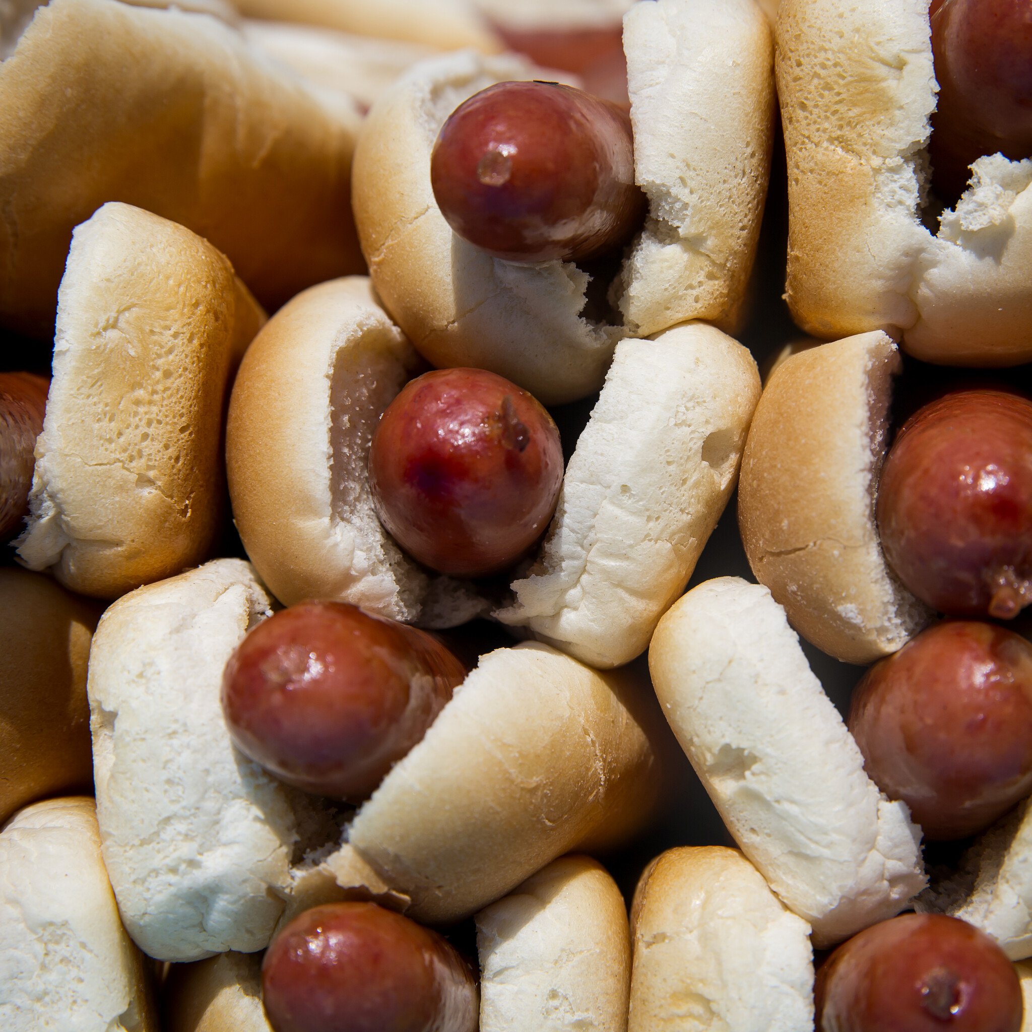 Cum arata barbatul care a mancat 70 de hot dogs in 10 minute