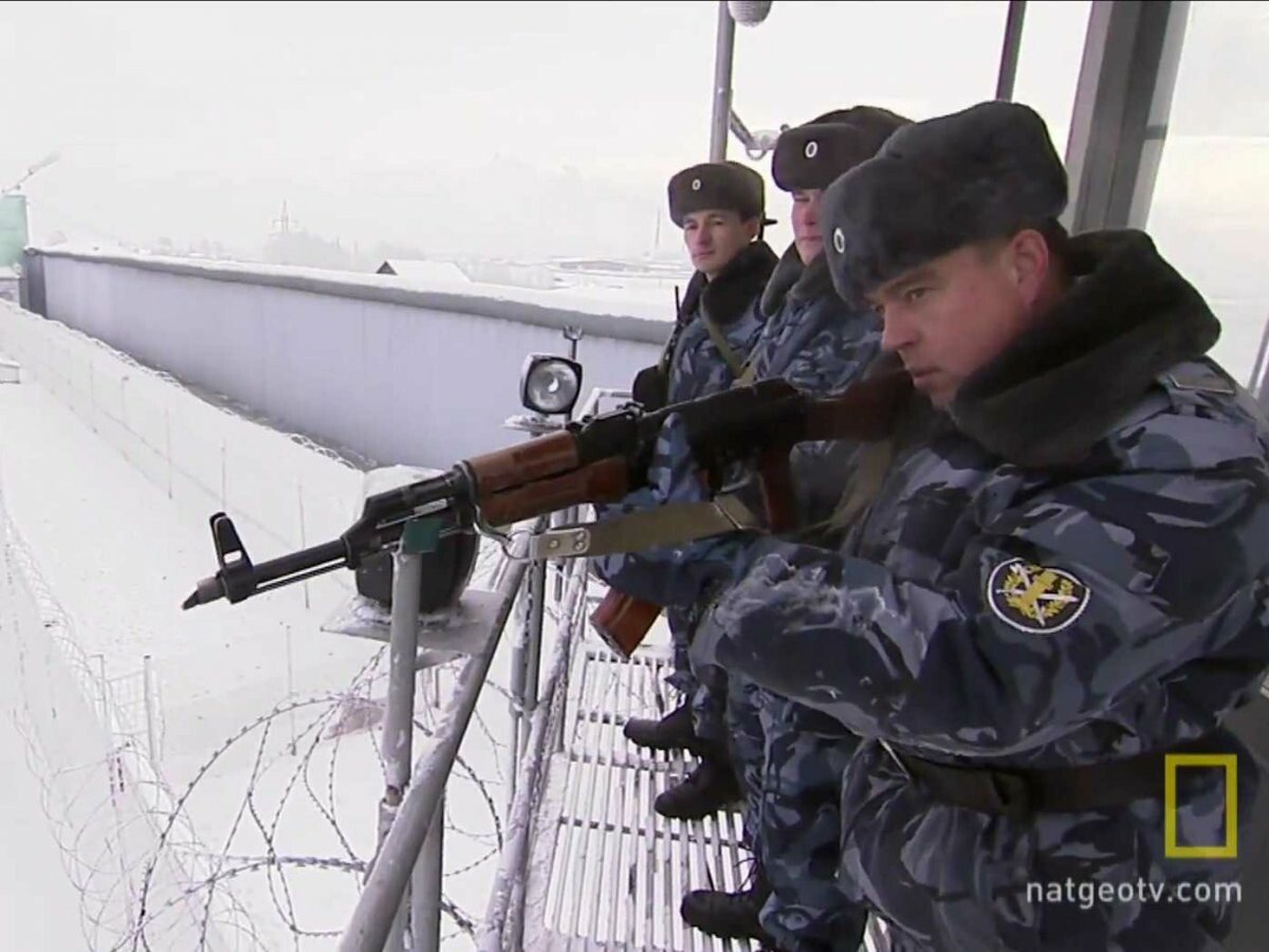 Cum arata viata in cea mai periculoasa inchisoare din Rusia. Gardienii sunt inarmati cu automate, iar puscaria e ca o fortareata