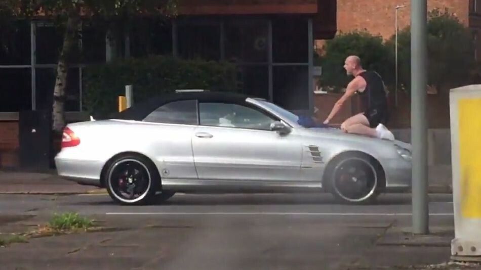 Cel mai nervos barbat din lume! S-a suit pe capota unei masini aflata in miscare si a inceput sa injure! Ce s-a intamplat dupa
