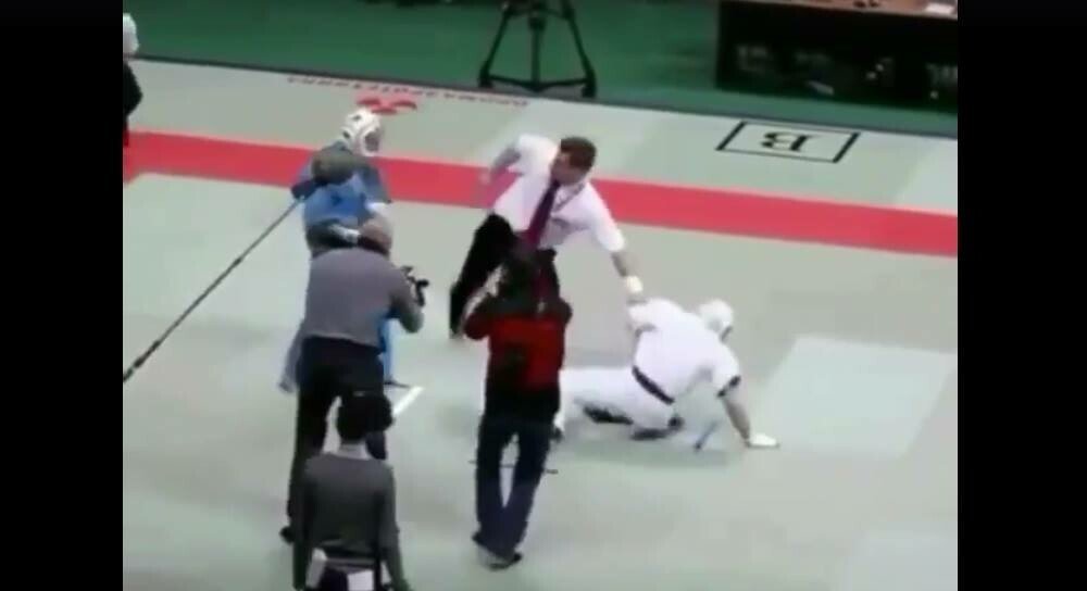"Bataie" incredibila intre 2 luptatori la un concurs! Ce s-a intamplat cand arbitrul s-a bagat intre ei: au fost facuti KO!