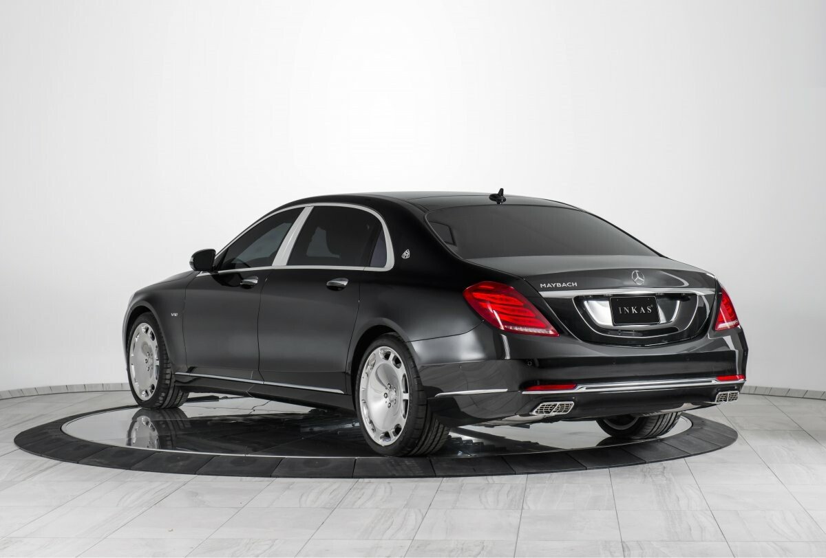 Mercedes-ul de 500.000 de dolari cu care poti pleca la razboi. Cum arata la interior limuzina "imbracata" in blindaj si echipata cu tun de FUM