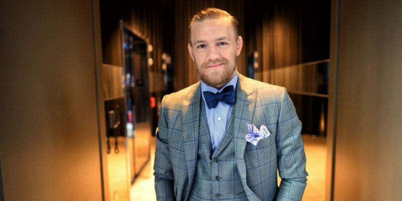 "Bestie" in cusca, domn in afara ei. Conor McGregor cheltuie o avere pe costume