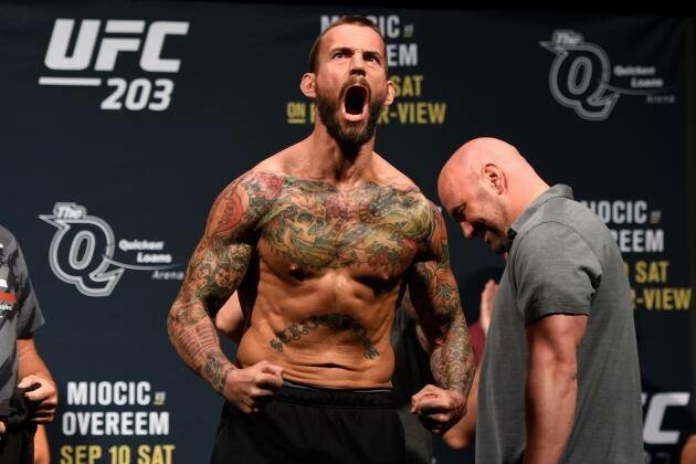 CM Punk a fost invins brutal in primul meci din UFC! Ce s-a intamplat in primele secunde ale luptei