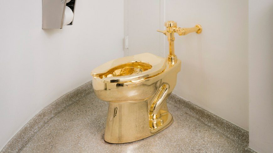 Cel mai scump vas de toaleta din lume costa cat un palat. Pretul la care este evaluata "opera" artistului italian Maurizio Cattelan