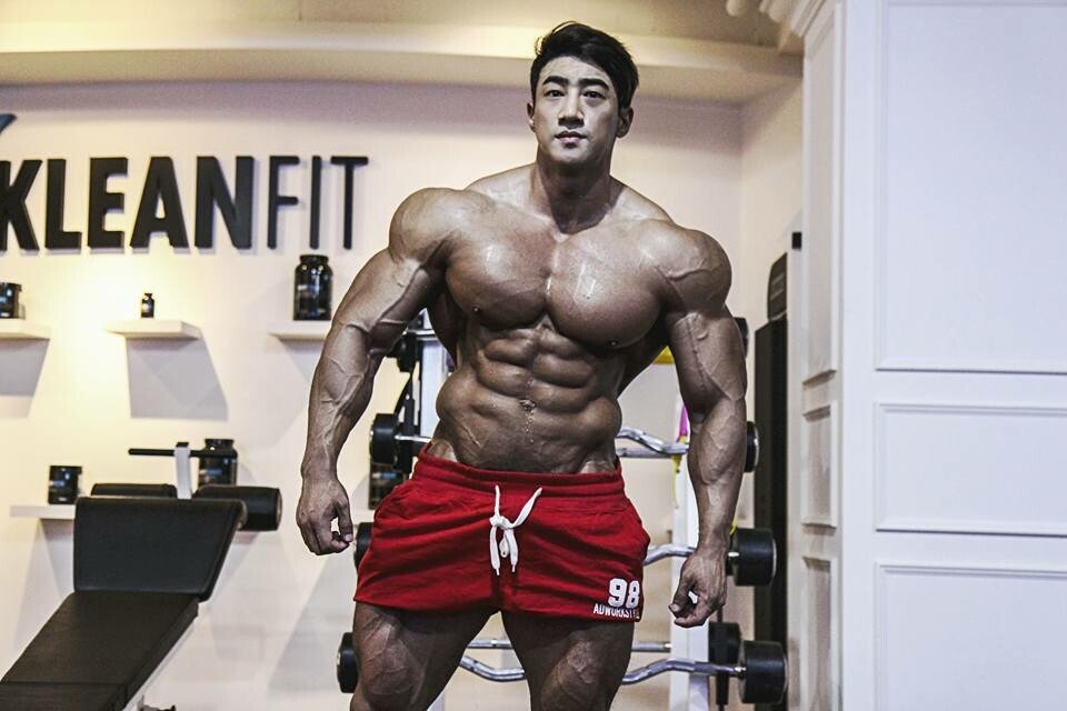 Transformarea fabuloasa a lui "Arnold din Coreea". Cum arata acest colos inainte sa se apuce de bodybuilding
