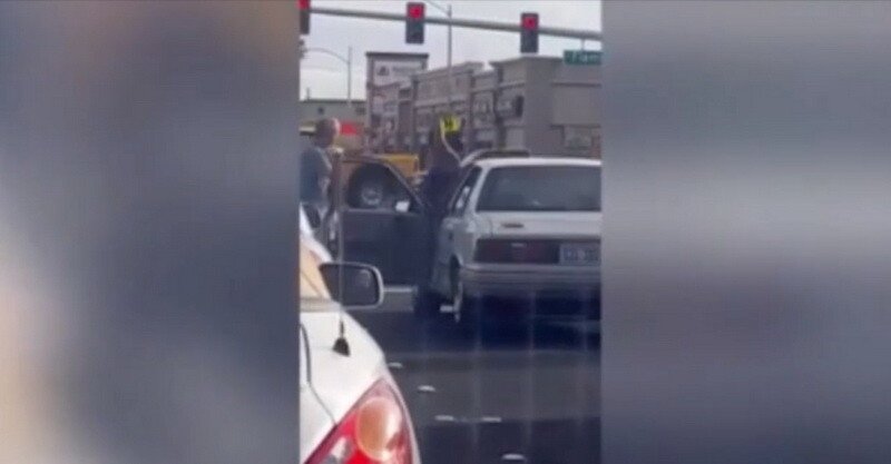 Bataie incredibila in trafic: o femeie a atacat cu ranga un barbat! Ce s-a intamplat apoi