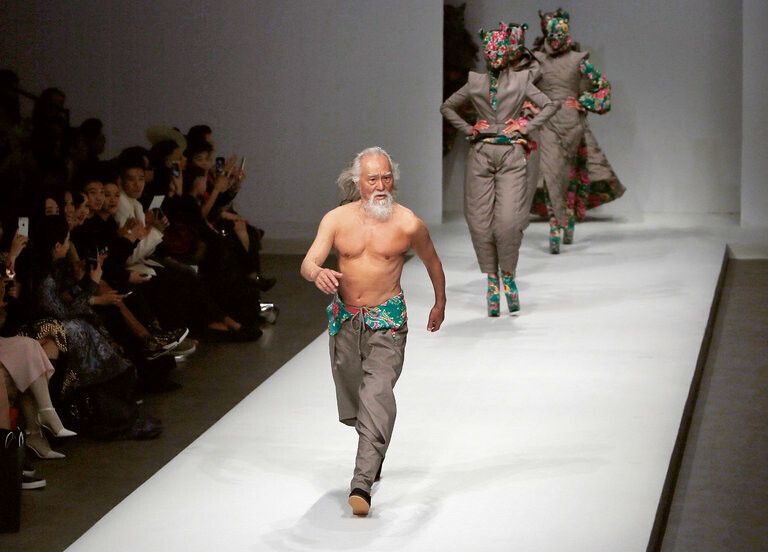 Are 80 de ani, e model si e innebunit dupa muzica tehno. "Cel mai hot bunic din lume" face senzatie la prezentarile de moda