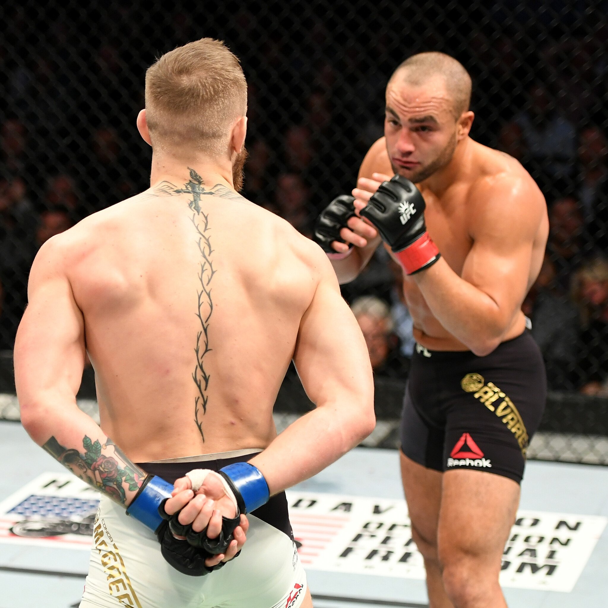 Care este adevaratul motiv pentru care McGregor a stat cu mainile la spate chiar in timpul luptei