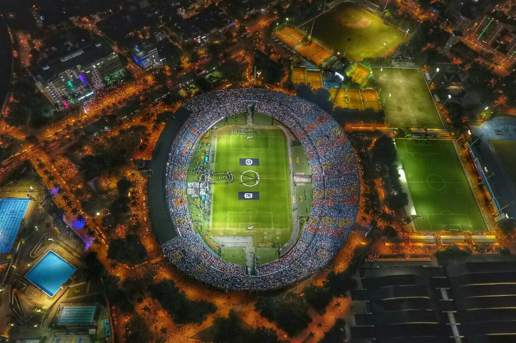 Imagini coplesitoare. Aproape 200.000 de columbieni s-au strans pe stadionul lui Atletico Nacional si pe strazile din jur la ora meciului cu Chapecoense