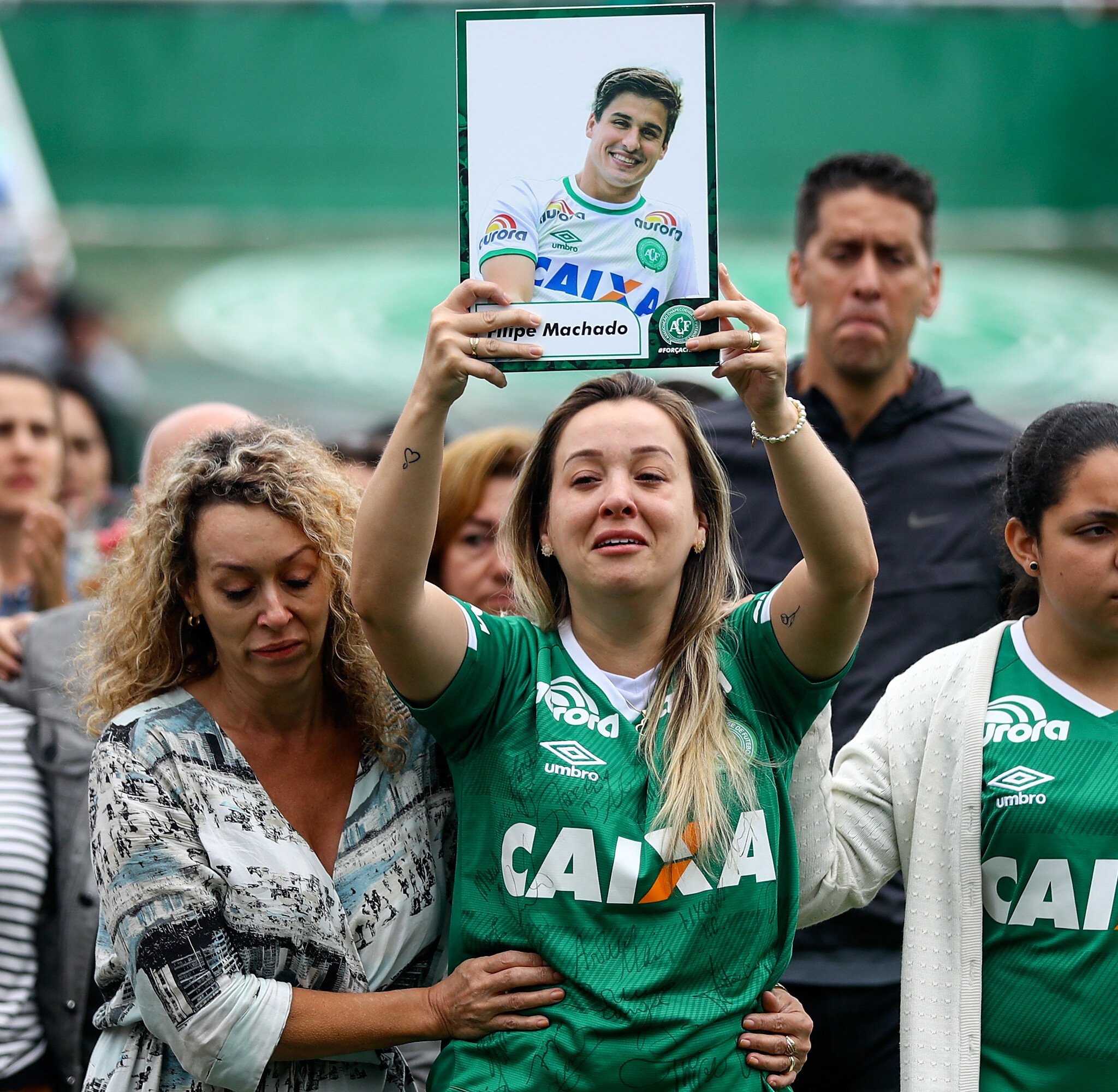 Imagini cutremuratoare. Sute de mii de oameni si-au luat adio de la jucatorii lui Chapecoense, in Brazilia, inainte ca acestia sa fie inmormantati