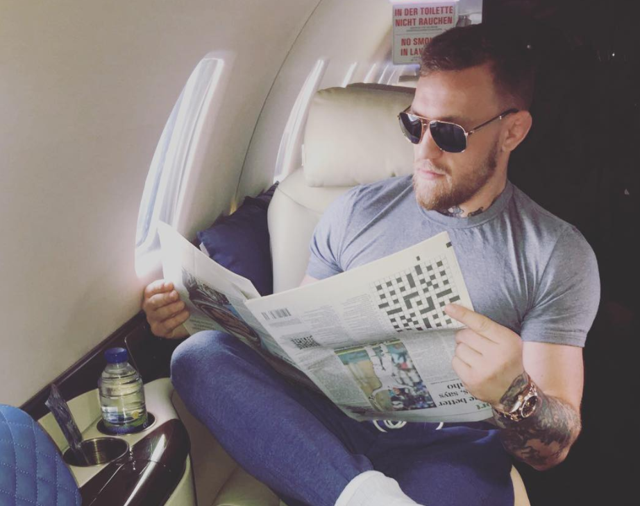 "Conor, ramai la lupte, ca la citit nu prea te descurci" :) Ultima fotografie a "Regelui UFC" i-a amuzat pe fani. Observi detaliul?