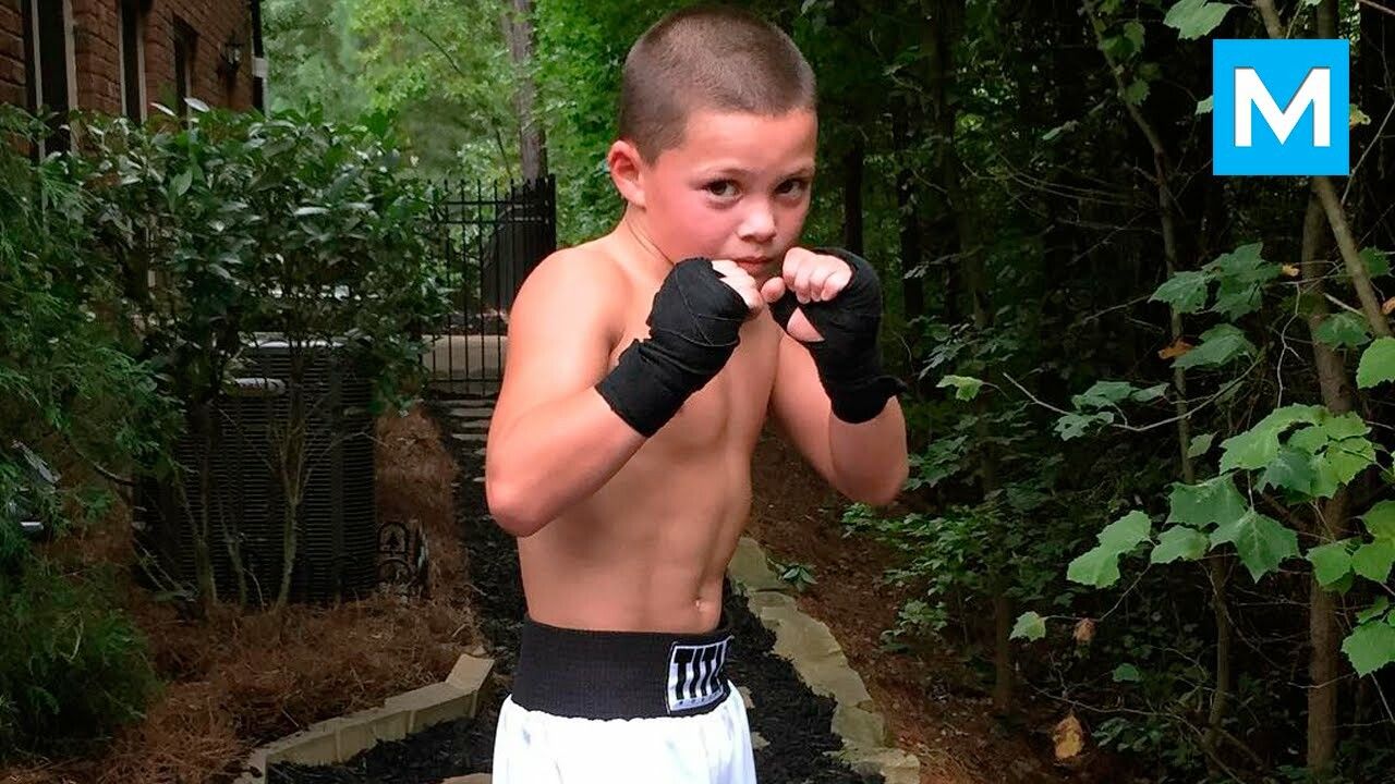 Are doar 10 ani, dar este un genial ce poate sa faca acesta baiat! Cum se antreneaza ca un adevarat campion la box