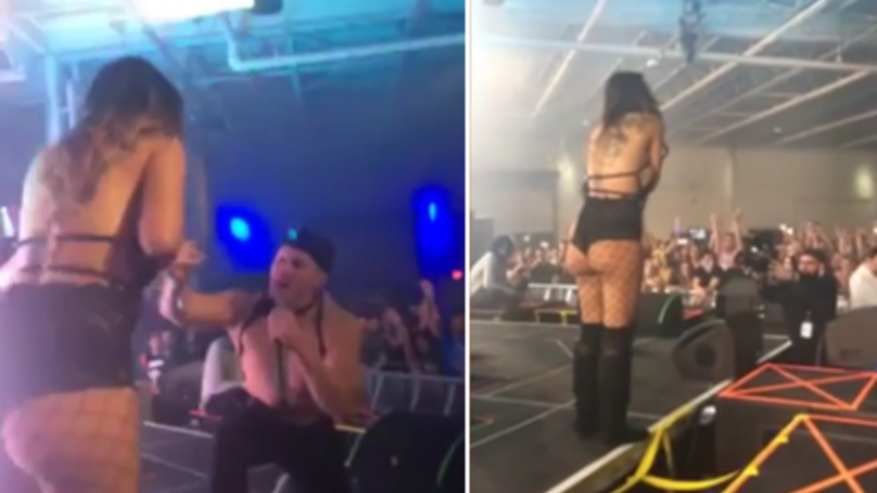Si-a cerut iubita in casatorie pe scena unui concert, dar ce s-a intamplat in momentul urmator a devenit viral