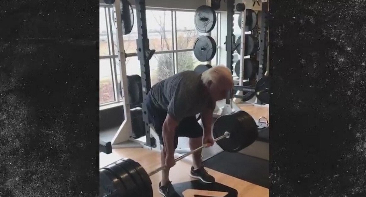 Cine este barbatul de 67 de ani care ridica 180 de kilograme la sala