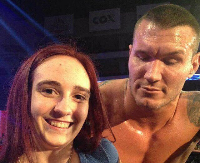 Il mai tii minte pe Randy Orton? A fost surprins intr-un moment jenant langa aceasta femeie! Ce facea