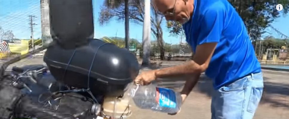Si-a trecut motocicleta pe...apa si merge 500 de kilometri cu doar un litru